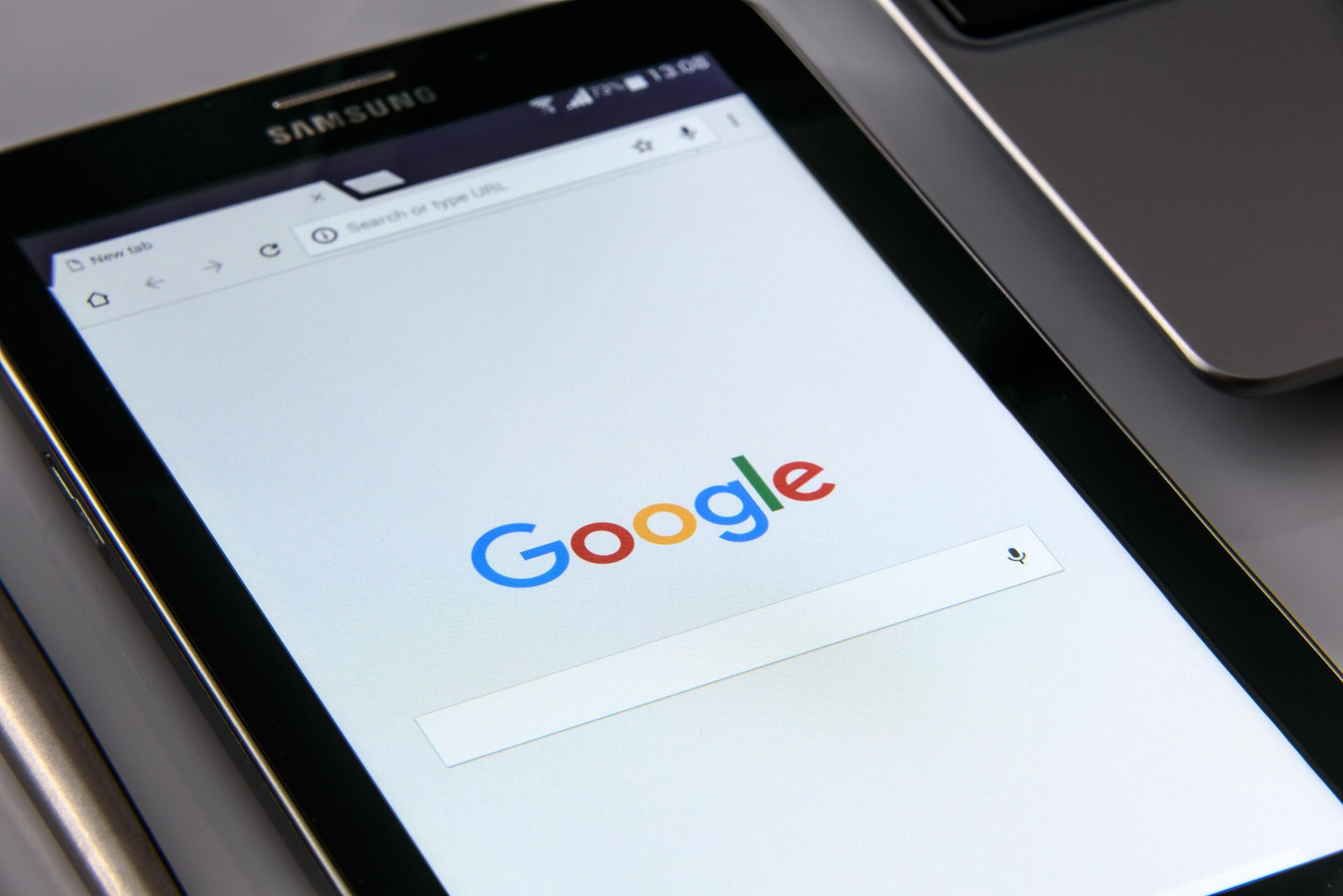 Recherche Google affichée sur une tablette Samsung, SERP